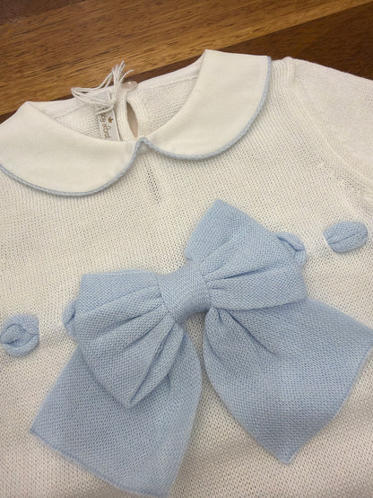 Pagliaccetto Baby Lord in filo bianco con passanastro celeste e fiocco centrale sul davanti mezza manica collo tondo bianco