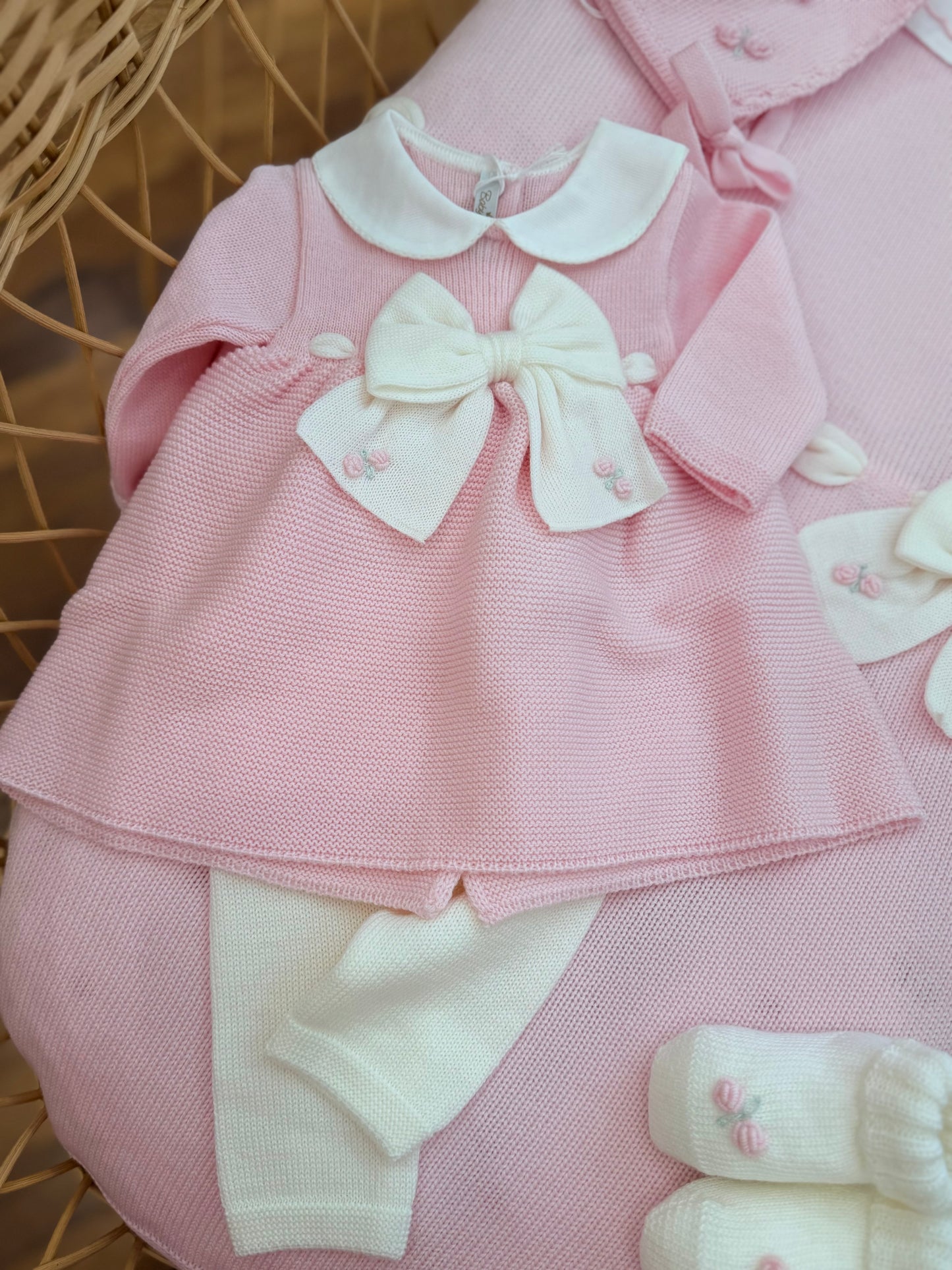 Coordinato nascita Baby Lord in pura lana con due pezzi con fiocco e rosselline ricamate a mano con babbucce, cuffia e cappellino