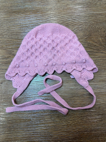 Cuffia Paz Rodriguez in lana rosa fragola con pois in rilievo e lacci