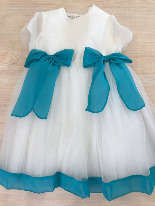 Abito Piccola Giuggiola in tulle bianco mezza manica con fiocchetti sul davanti con cardigan di filo con fiocchetto