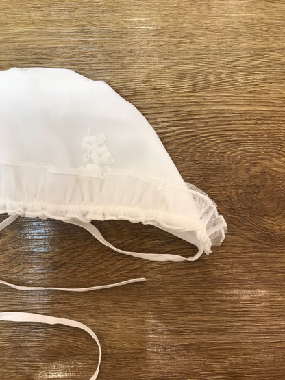 Cuffia Pure panna con rusche e fiorellini ricamati a mano con laccio sotto collo
