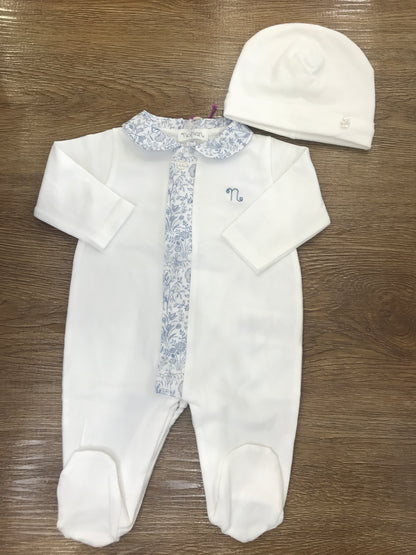 Tutina Nanan in caldo cotone panna intera con piedini con apertura sul davanti rivestita da fiorellini anche sul colletto con cappellino basico panna abbinato