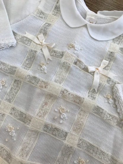 Tutina Ladia in filo panna con rifiniture in pizzo e piccoli fiori