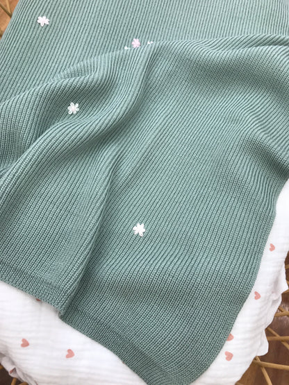 Coperta Baby Lord in lana a costa inglese verde con margherite ricamate a mano in diverse tonalità di rosa