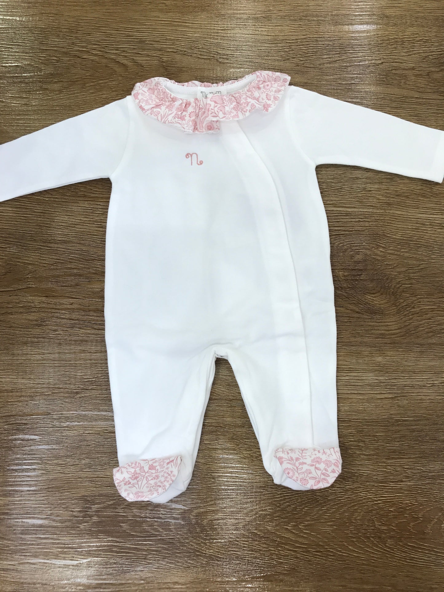Tutina Nanan in caldo cotone intera con piedini chiusura sul davanti trasversale con colletto con rusche con cappello basico abbinato