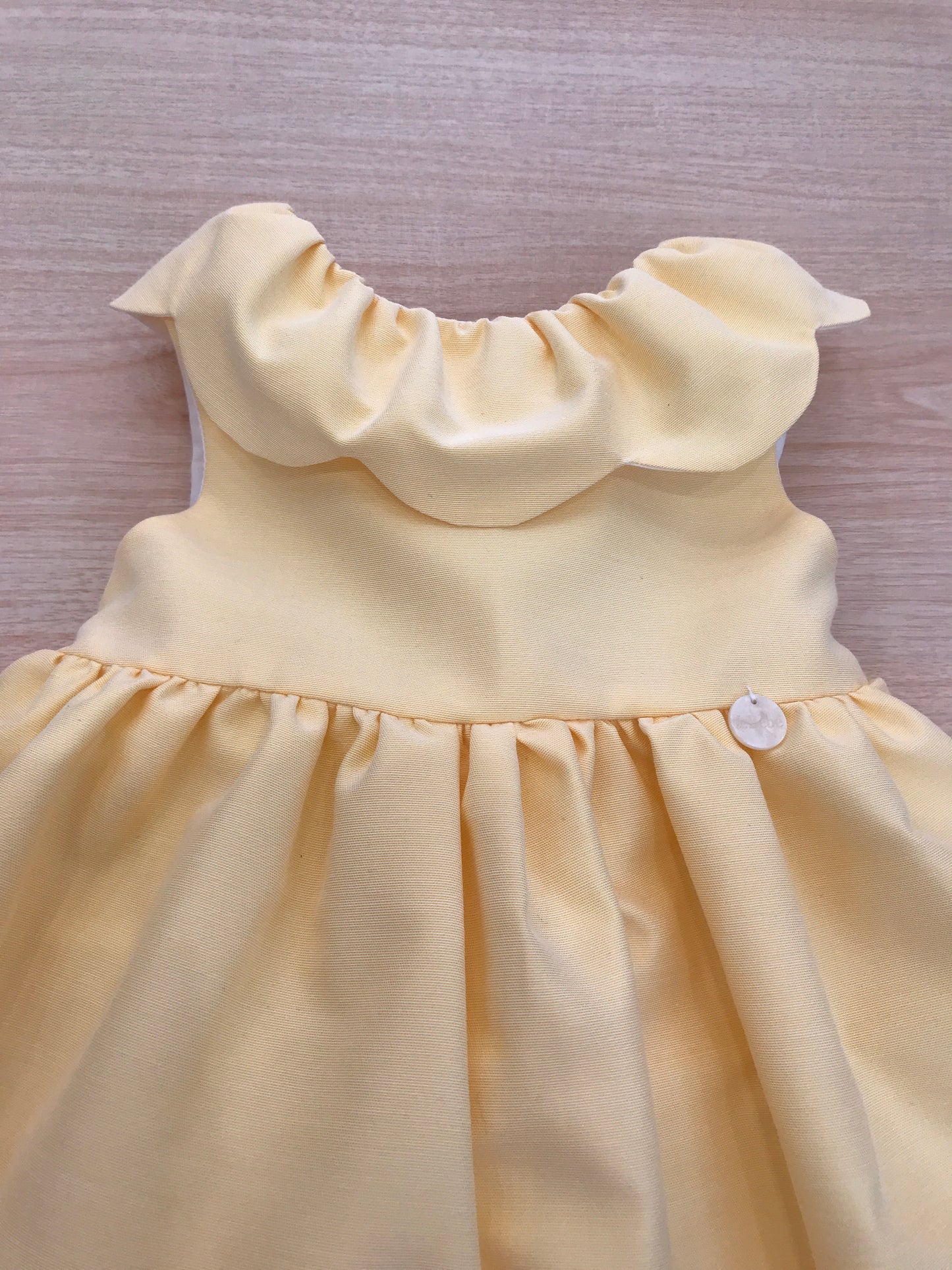 Abito Le Bebè in cotone smanicato con collo smerlato con fiocco sul retro in una tonalità di giallo chiaro