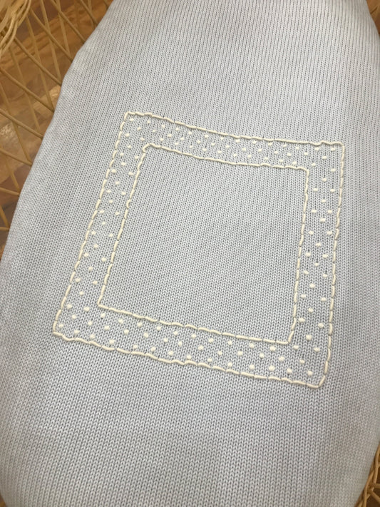 Coperta Colibrì in lana celeste con riquadro centrale fatto di pois bianchi ricamati a mano