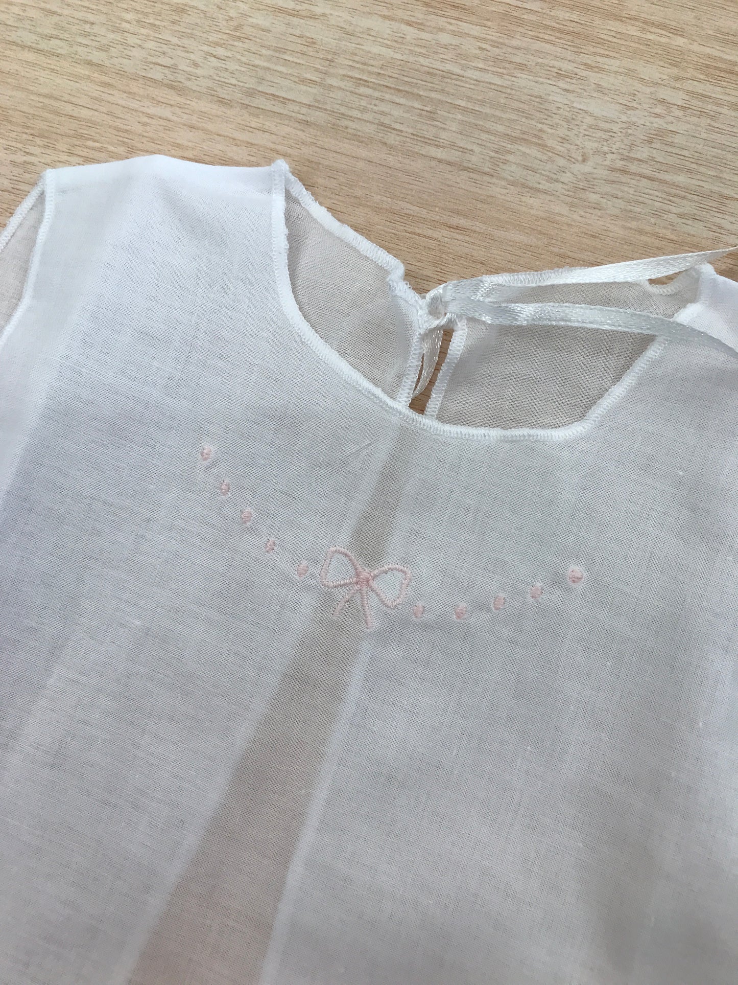 Camicino Baby gi in cotone bianco smanicato con pois e fiocchetto rosa ricamato