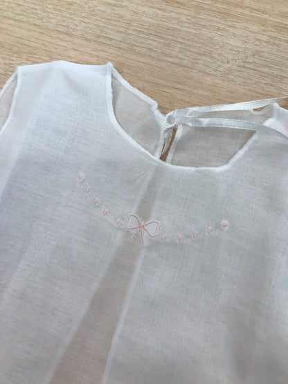 Camicino Baby gi in cotone bianco smanicato con pois e fiocchetto rosa ricamato