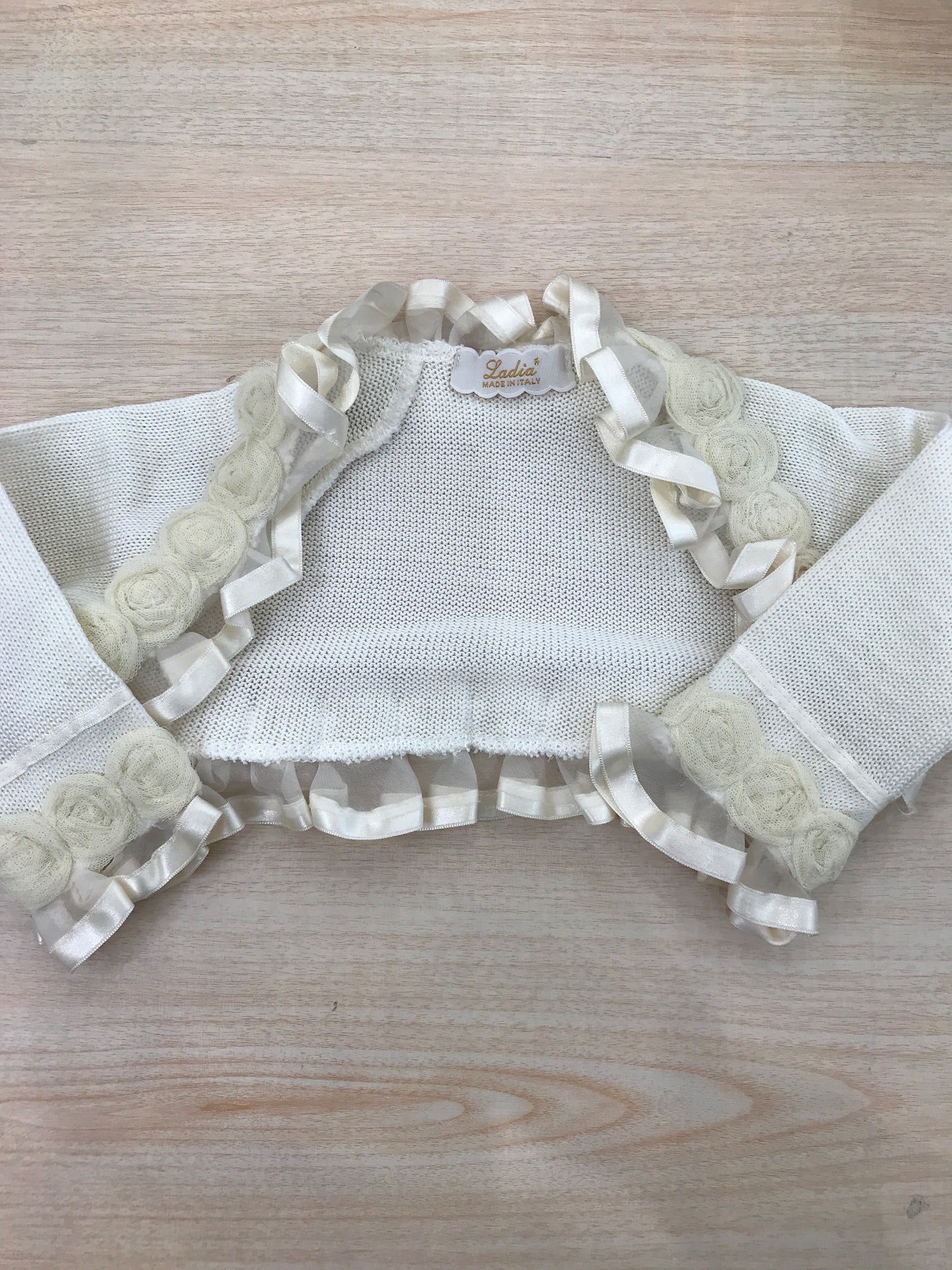 Cardigan Ladia in filo avorio con rusche e rose in tulle
