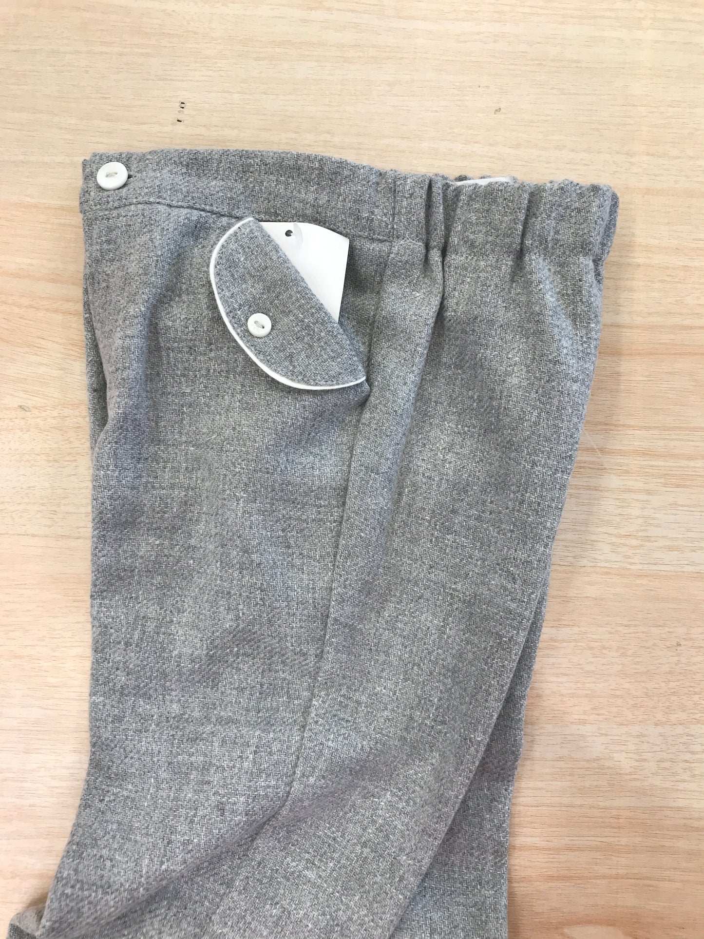Completo Paz Rodriguez pantalone lungo grigio con camicia bianca a pois con cardigan grigio in lana