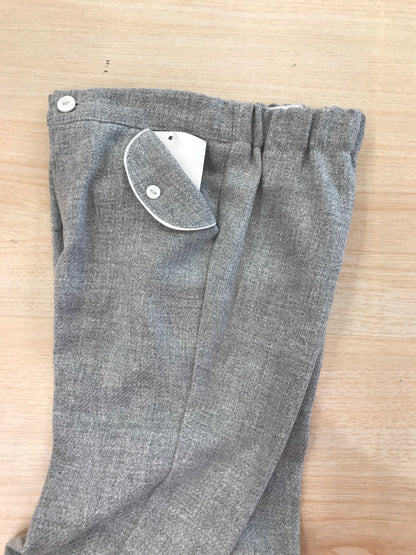 Completo Paz Rodriguez pantalone lungo grigio con camicia bianca a pois con cardigan grigio in lana