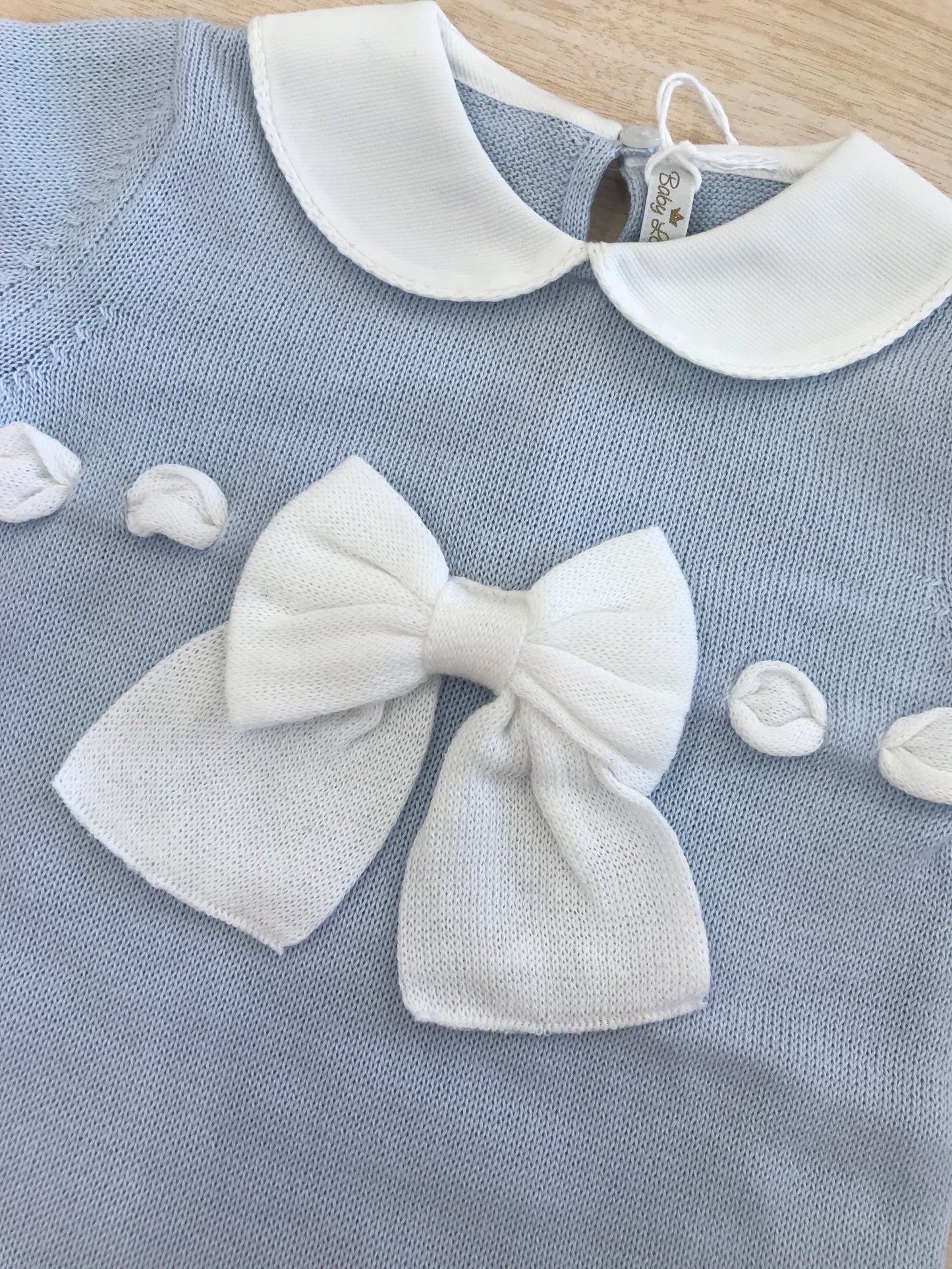 Tutina Baby Lord in filo celeste manica lunga gamba lunga con colletto tondo ricamato con fiocchetto e passanastro al centro