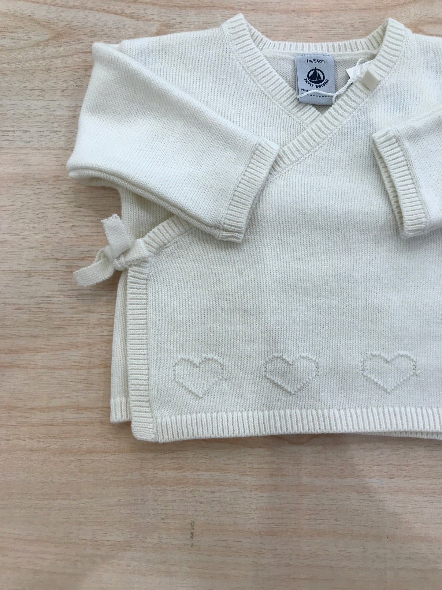 Cardigan Petit Bateau in lana panna ad incrocio con laccio laterale e cuori ricamati sul davanti
