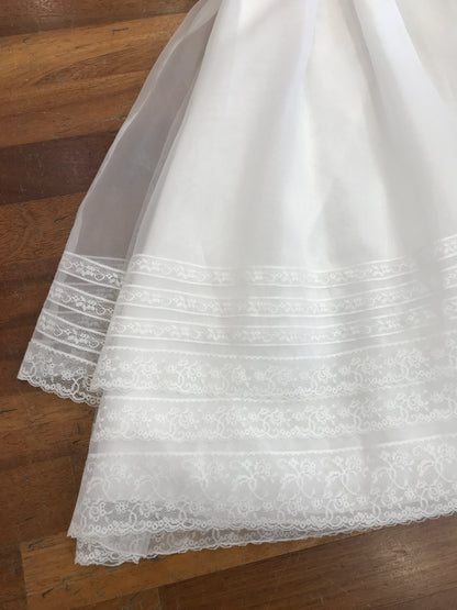 Abito lungo Pure in tulle con strati in battista di cotone con pizzo lavorato sulla gonna e sul corpetto mezza manica con fascia in vita