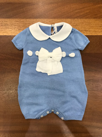 Pagliaccetto Baby Lord in filo celeste con passanastro e fiocco bianco sul davanti mezza manica collo tondo bianco