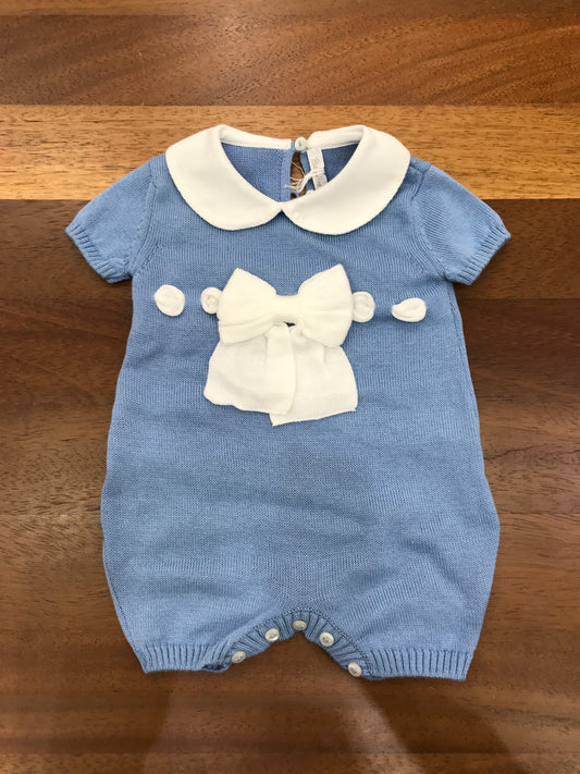 Pagliaccetto Baby Lord in filo celeste con passanastro e fiocco bianco sul davanti mezza manica collo tondo bianco
