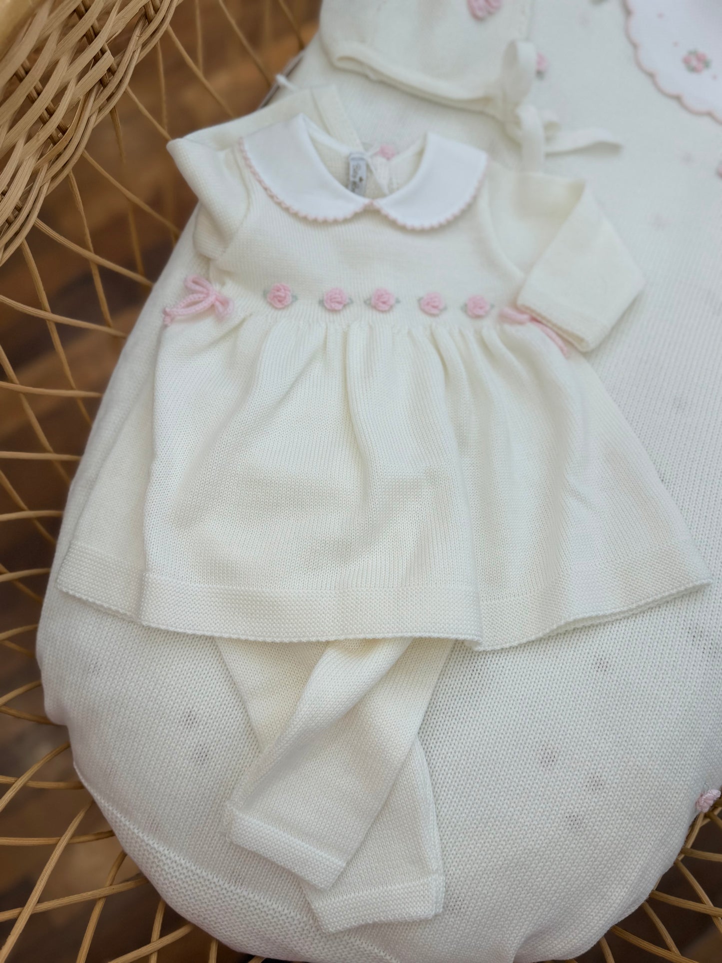 Coordinato Baby Lord in lana panna con rose rosa ricamate a mano