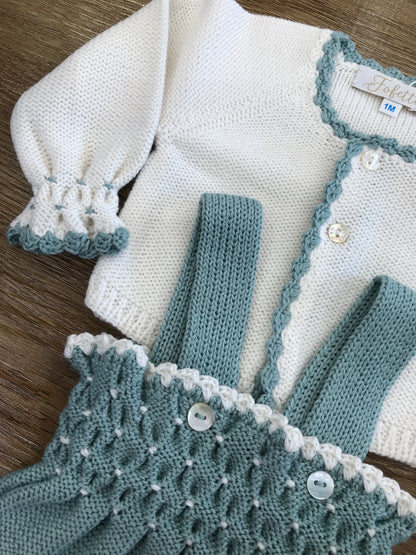 Completo Fofettes cardigan panna smerlato rifinito in verde menta con salopette con bretelle e lavorazione di punto smock