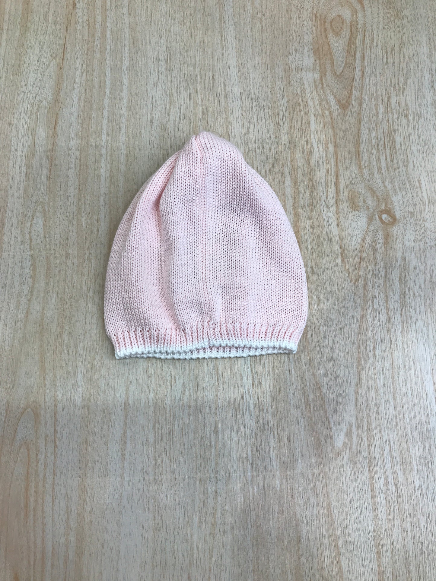 Cappello Bebè di Almy in filo rosa con fiocchetto bianco ricamato sul davanti