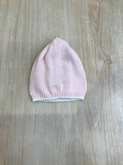 Cappello Bebè di Almy in filo rosa con fiocchetto bianco ricamato sul davanti