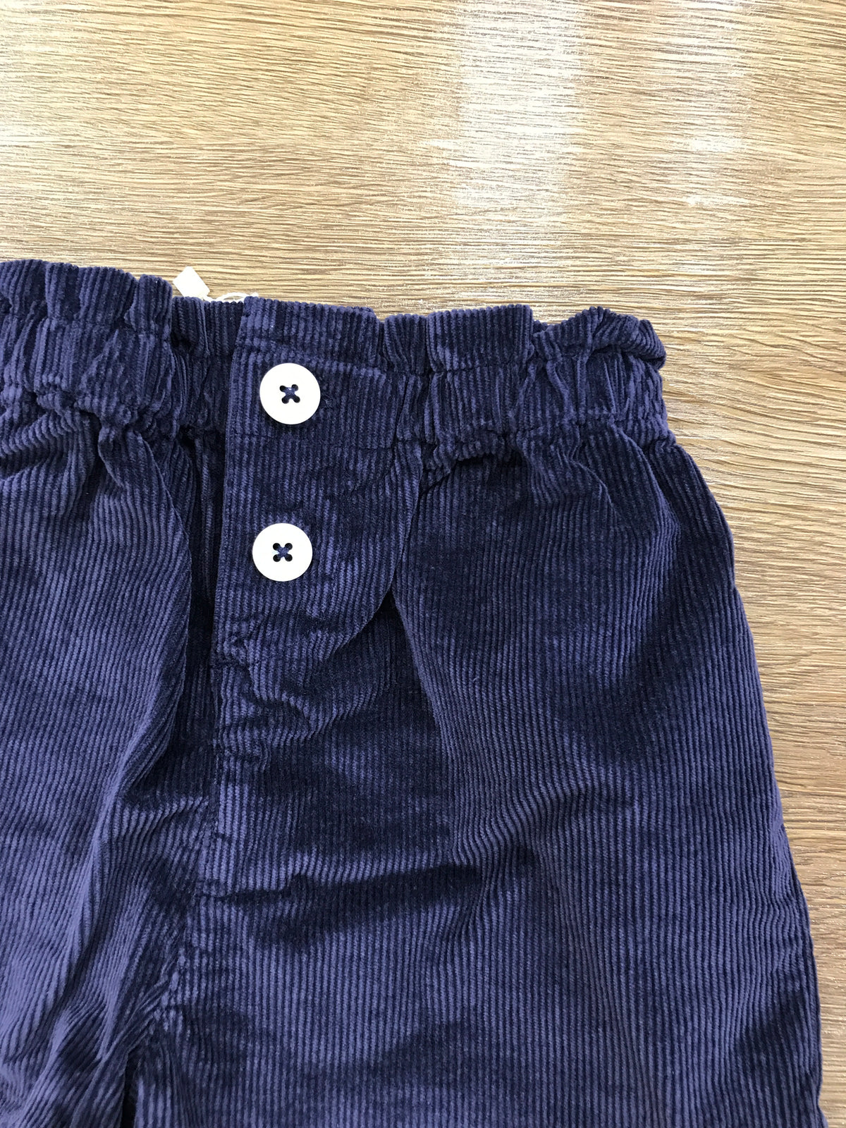 Pantalone Petit Bateau in velluto a coste blu scuro con bottoncini elastico in vita e cuore sul retro