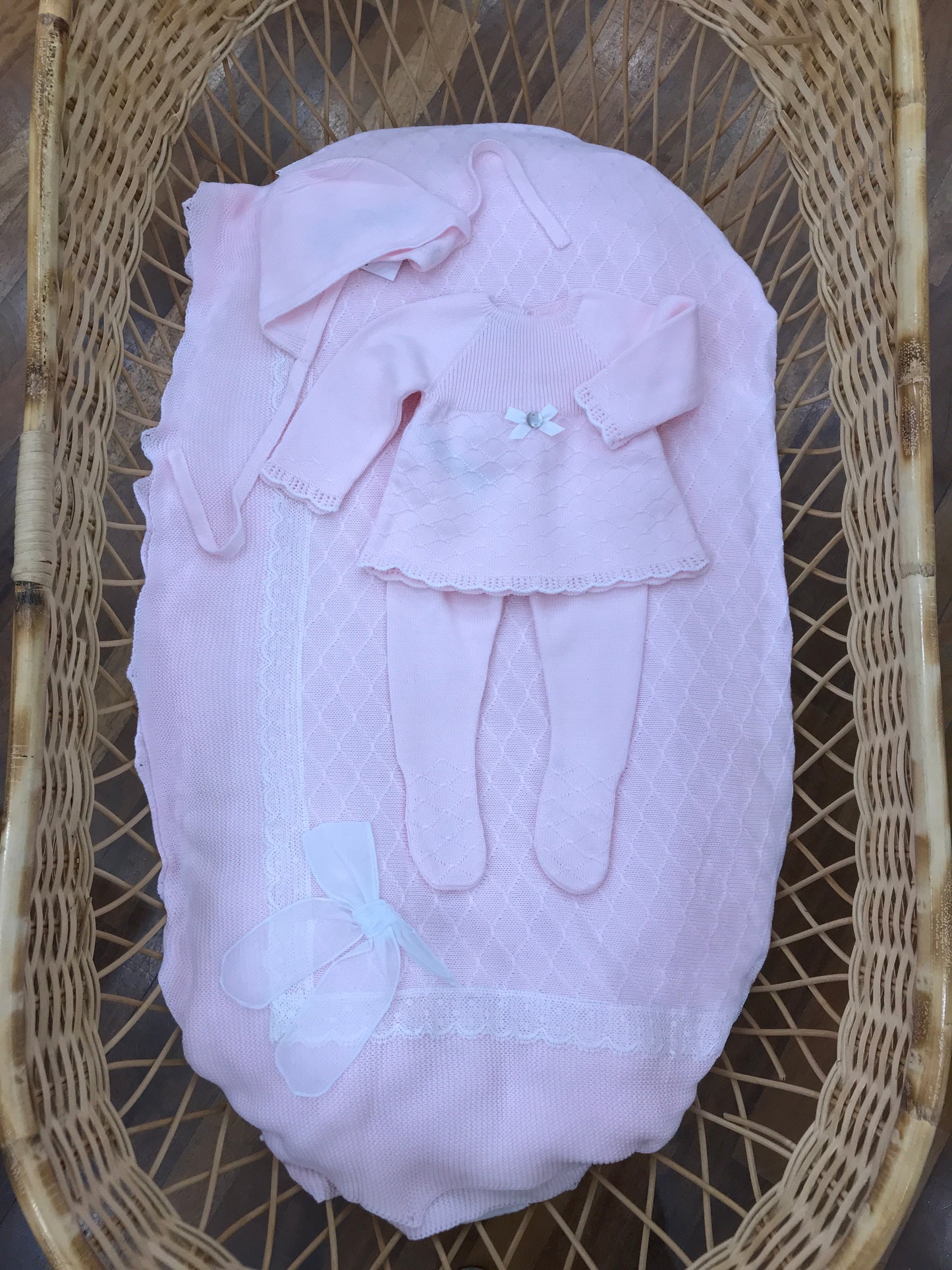 Coordinato nascita Paz Rodriguez in filo rosa coperta con valancienne tutina due pezzi con cuffia abbinata