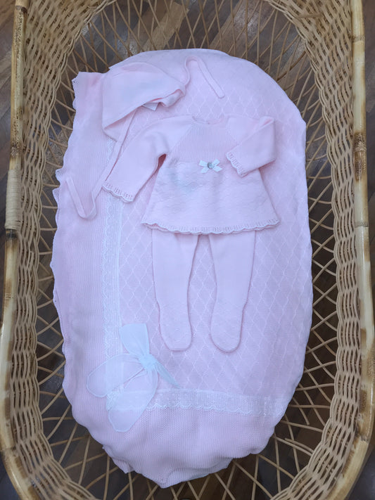Coordinato nascita Paz Rodriguez in filo rosa coperta con valancienne tutina due pezzi con cuffia abbinata