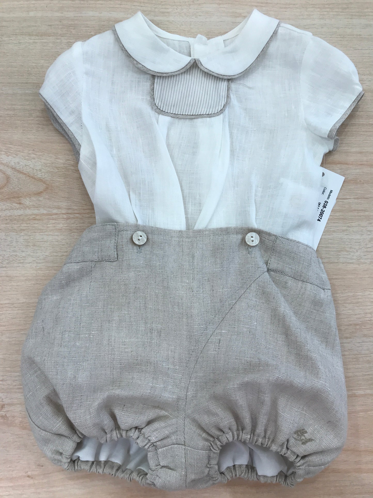 Pagliaccetto Martin Aranda in lino camicia mezza manica con ricamo centrale con profilo tortora con pantalone corto tortora