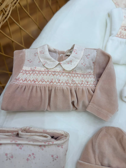 Coordinato nascita Baby Gi in ciniglia con lavorazione di punto smock fiorellini e fiocchetti
