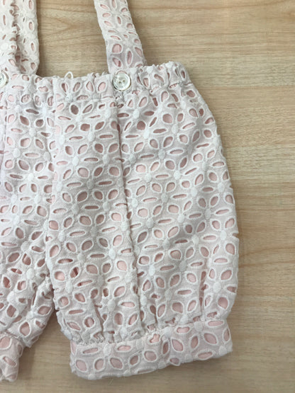 Salopette Colibrì in cotone a sbuffo con bretelle regolabili dal colore rosa con san gallo bianco