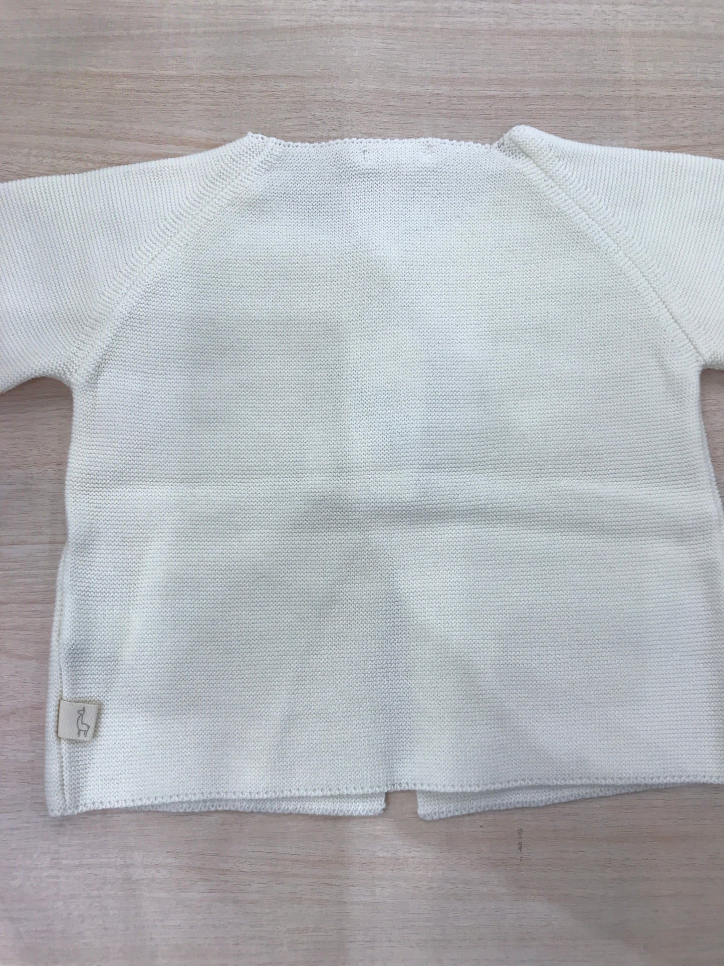 Cardigan Baby Lord in filo panna manica lunga con due piccoli bottoncini sul davanti