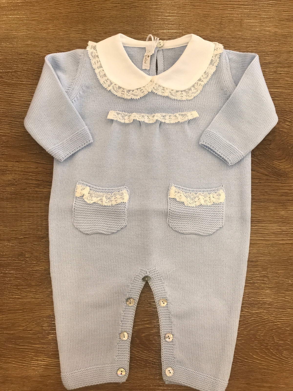 Coordinato Baby Lord set comprende copertina tutina scarpine e cuffietta coordinati da fiocchi e valancienne escluso il lenzuolino dal coordinato