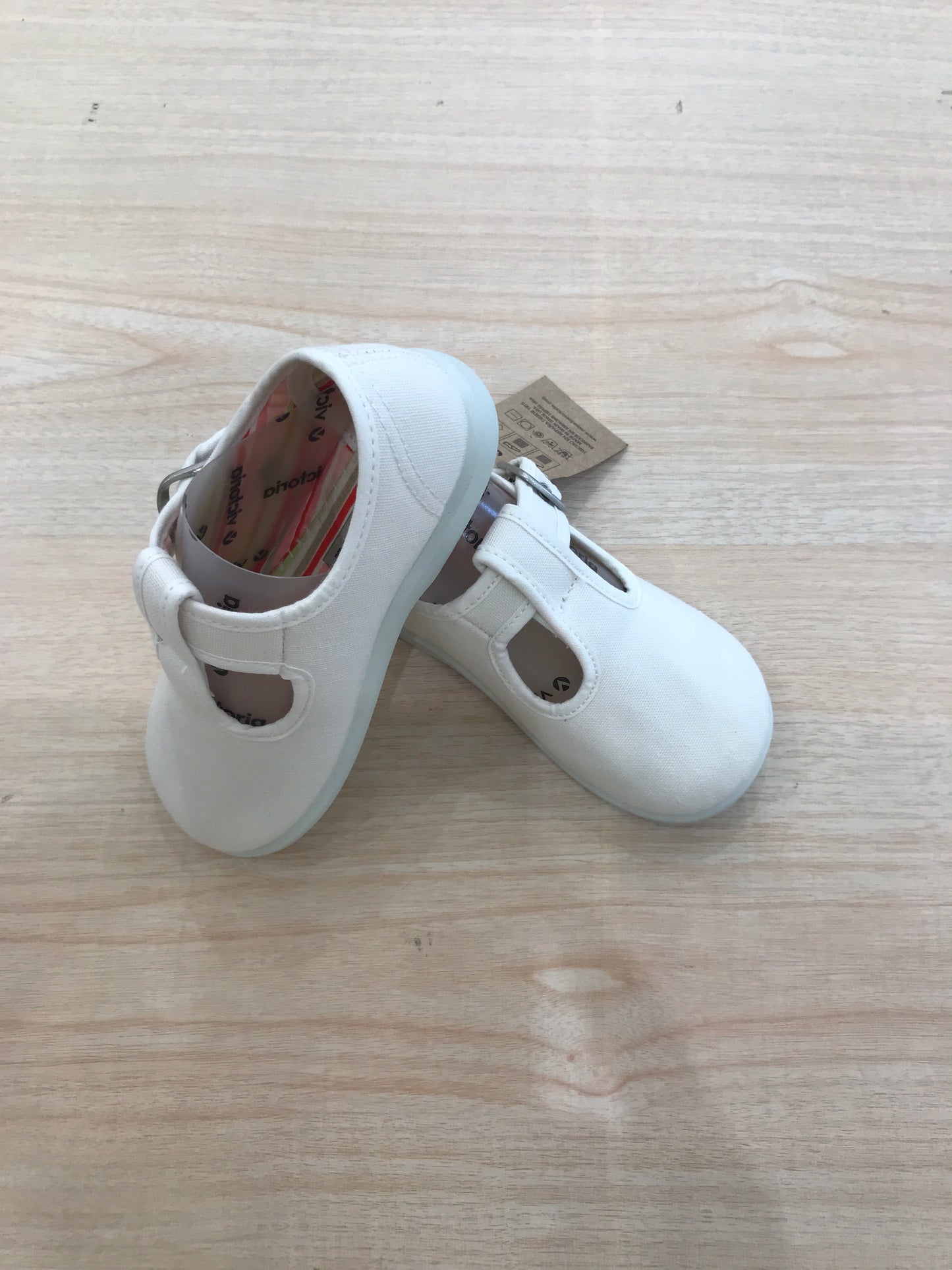Scarpe Victoria in tela bianche con occhiello e cinturino
