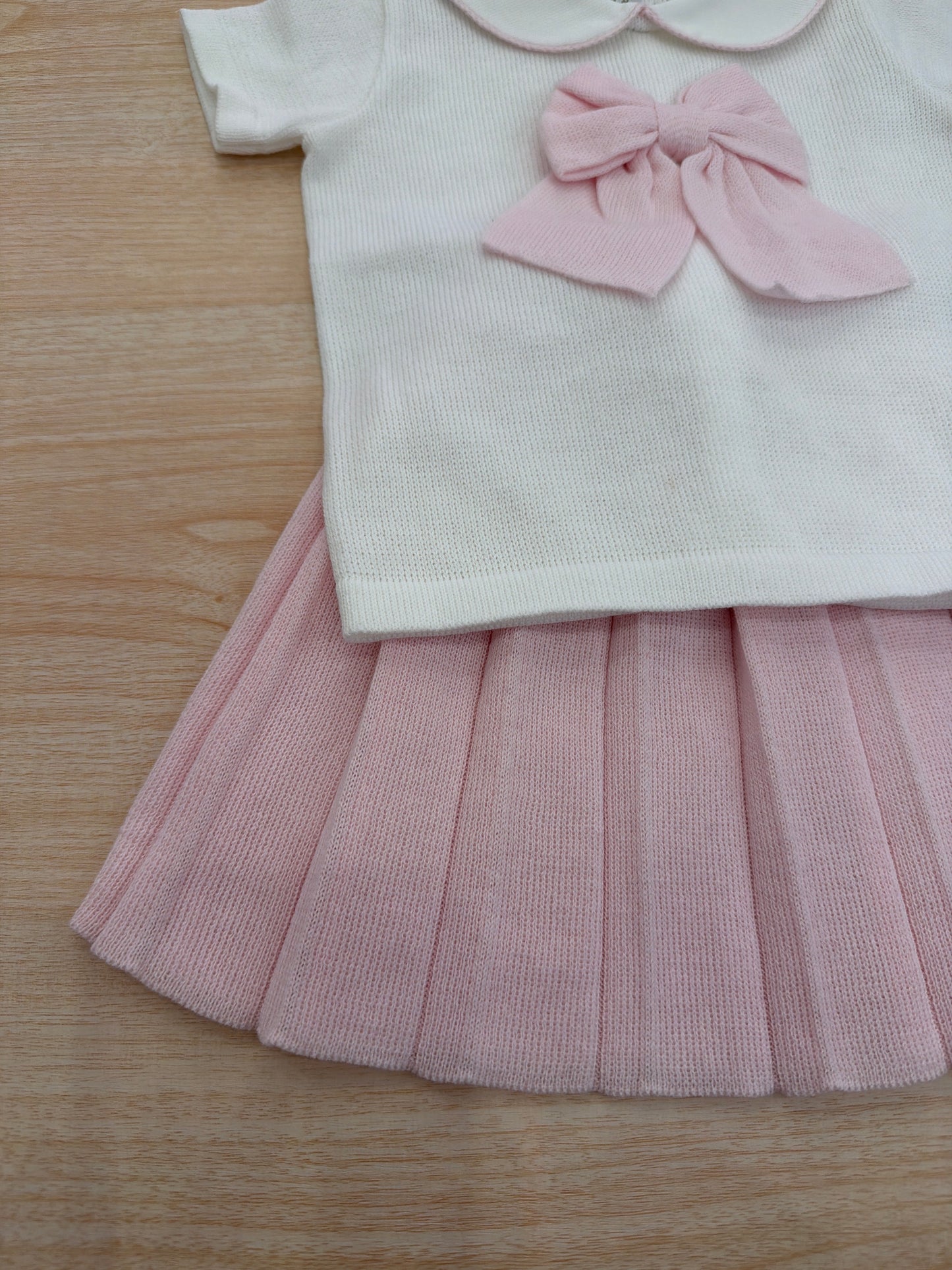 Completo Baby Lord in filo bianco mezza manica con fiocco centrale con gonna rosa plissettata
