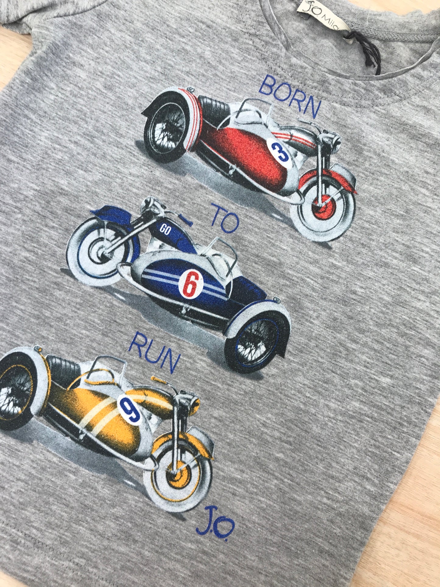 T-shirt Jo Milano in cotone mezza manica con moto colorate applicate sul davanti