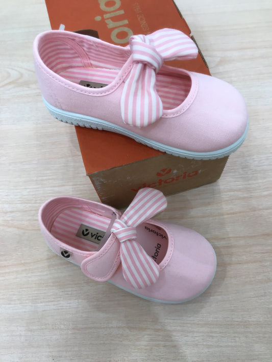 Scarpe Victoria in tela rosa con strappo e fiocco a righe bianco e rosa