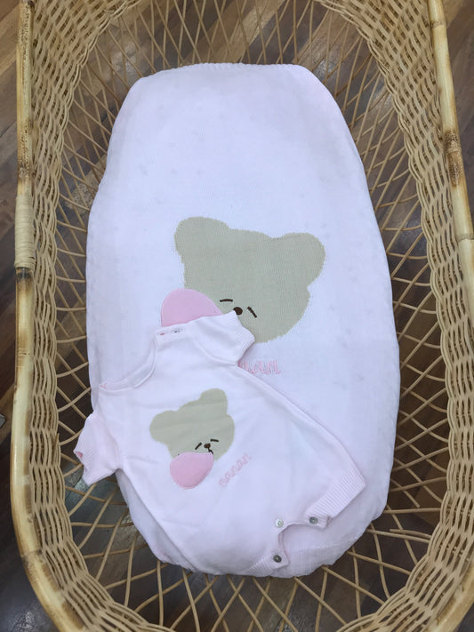 Coordinato nascita Nanan in filo rosa con orsetto ricamato sul davanti