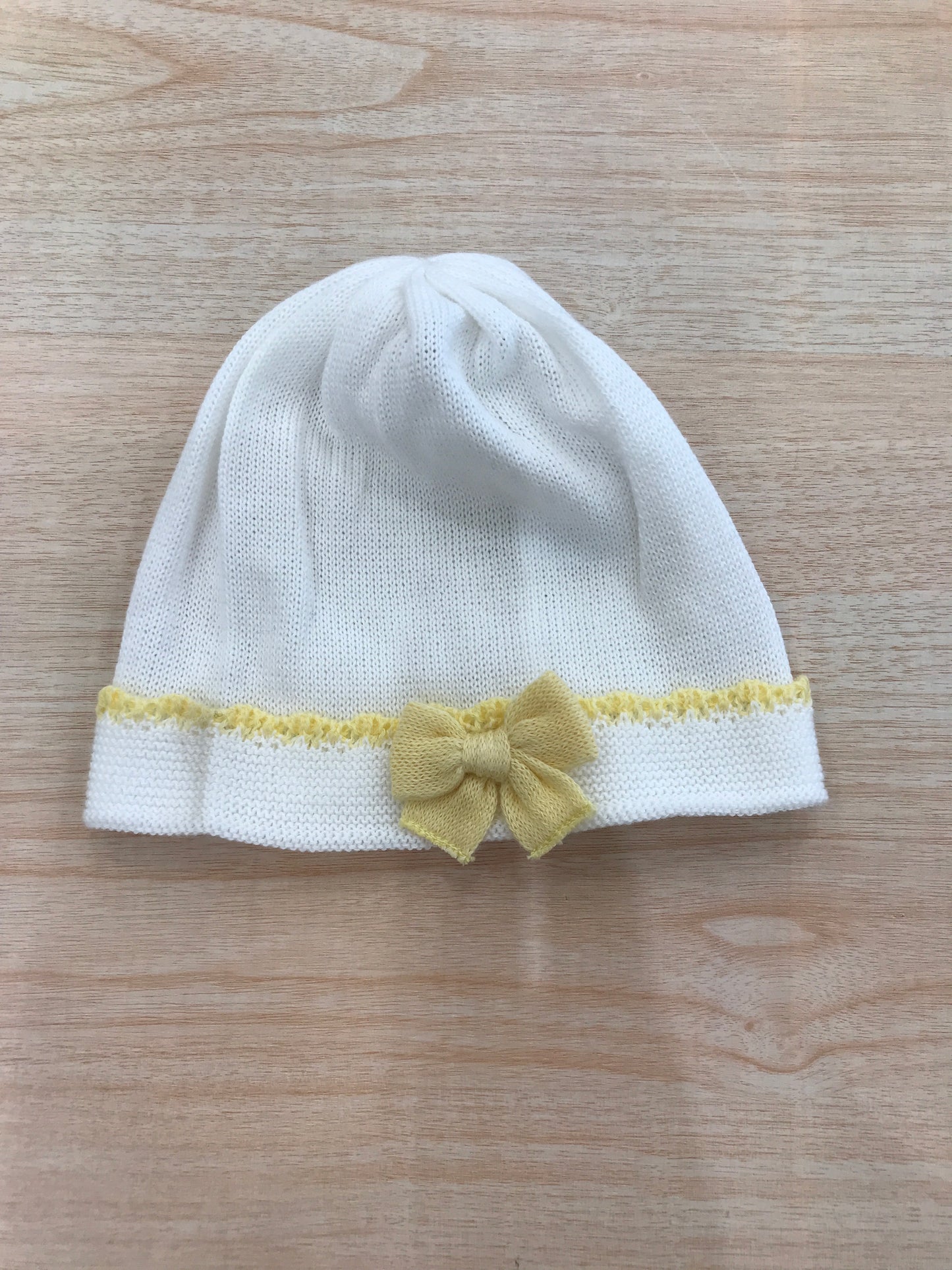 Cappello Baby Lord in filo bianco con rifiniture gialle con fiocchetto