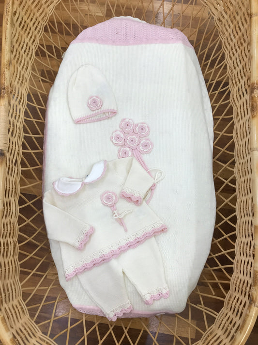 Coordinato nascita Le Dodò in lana panna con fiori e rusche rosa su coperta tutina due pezzi e cappellino