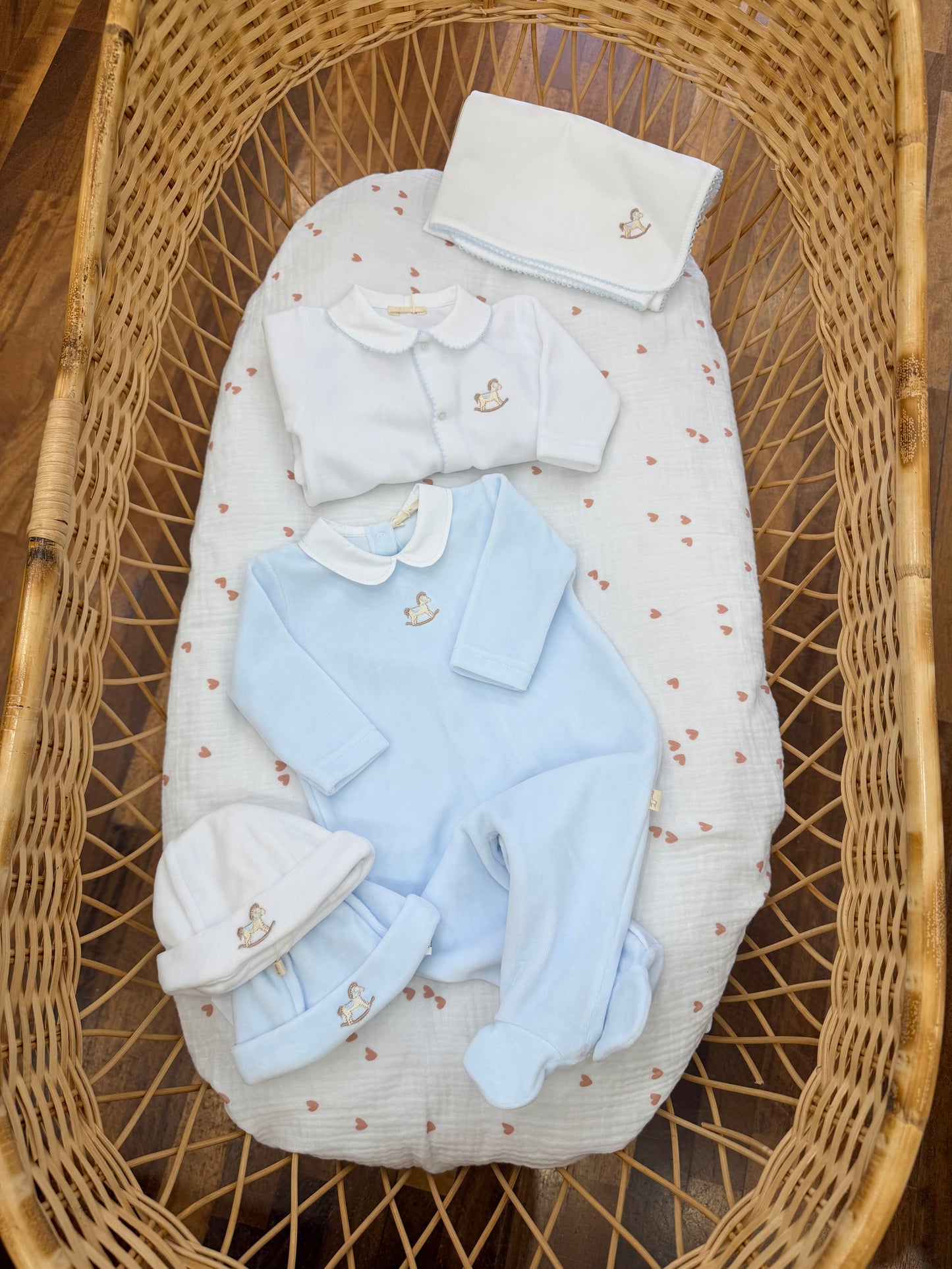 Coordinato nascita Baby Gi in ciniglia con ricami celesti e cavallo a dondolo