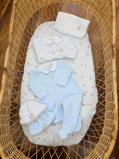 Coordinato nascita Baby Gi in ciniglia con ricami celesti e cavallo a dondolo