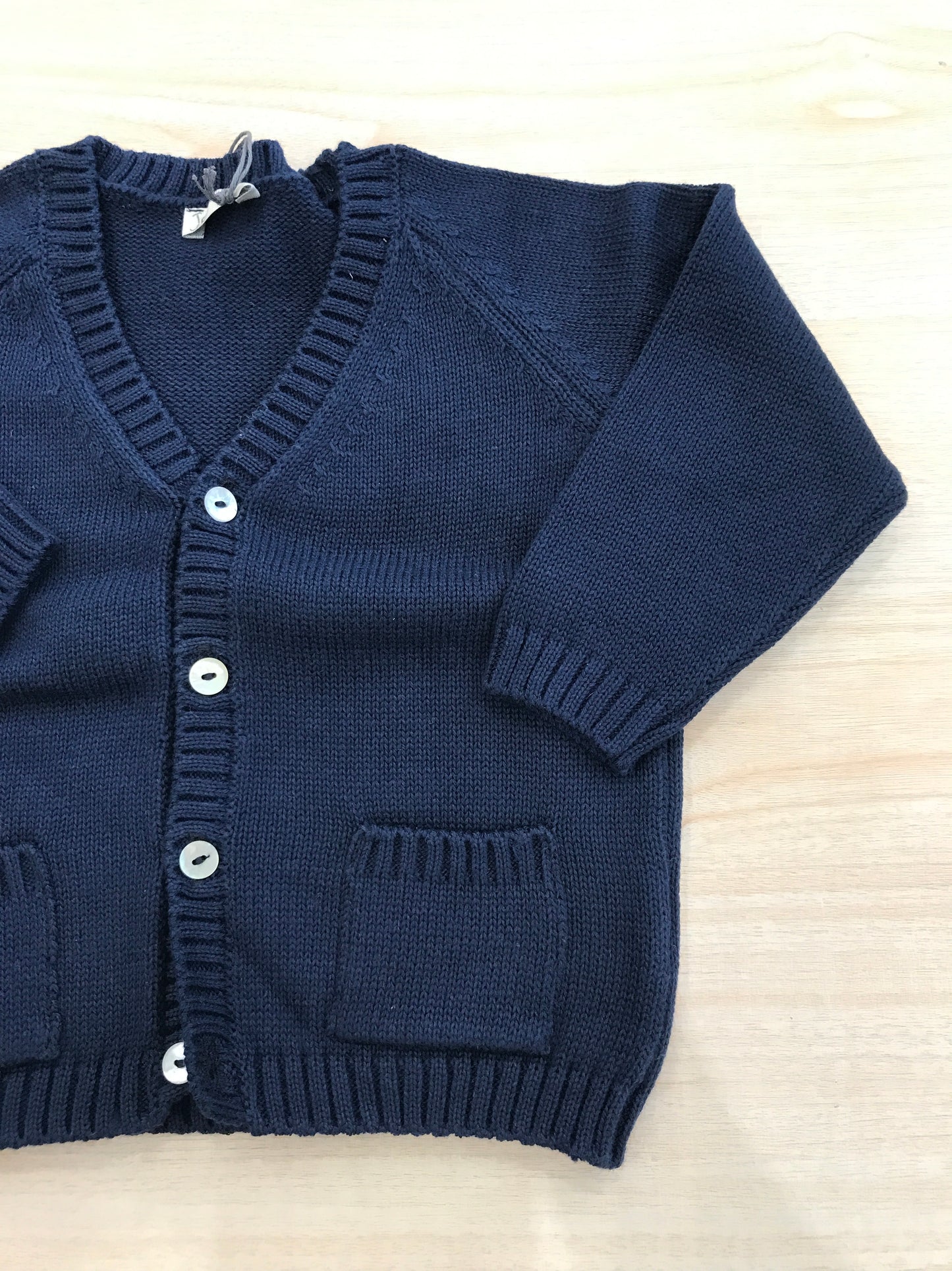 Cardigan Jo Milano in filo blu scuro con bottoncini sul davanti e piccole tasche