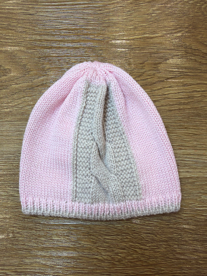 Cappello Bebè di Almy in lana rosa con profilo tortora e lavorazione di trecce centrale