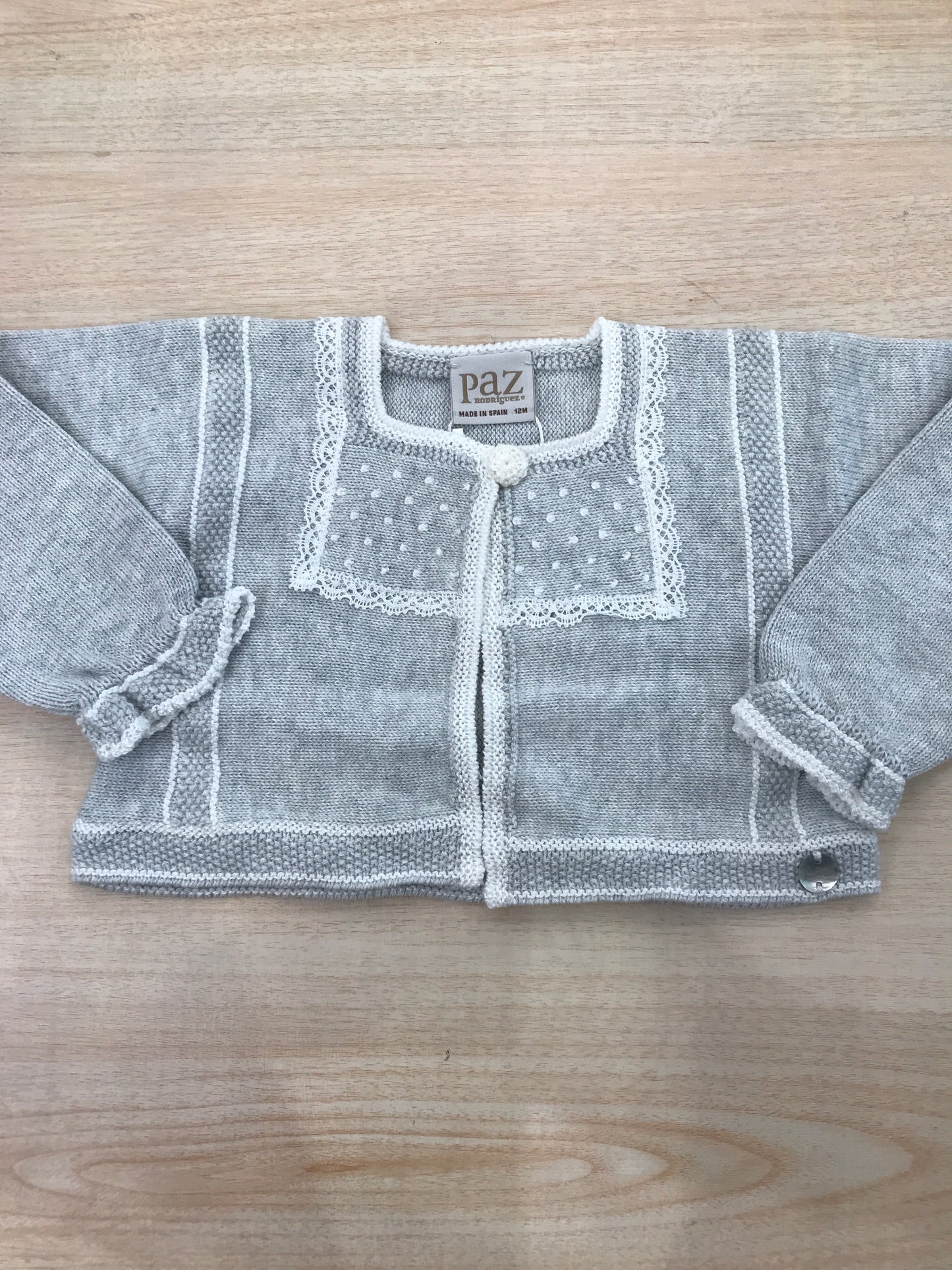 Cardigan Paz Rodriguez in filo grigio con ricami bianchi e rusche in pizzo