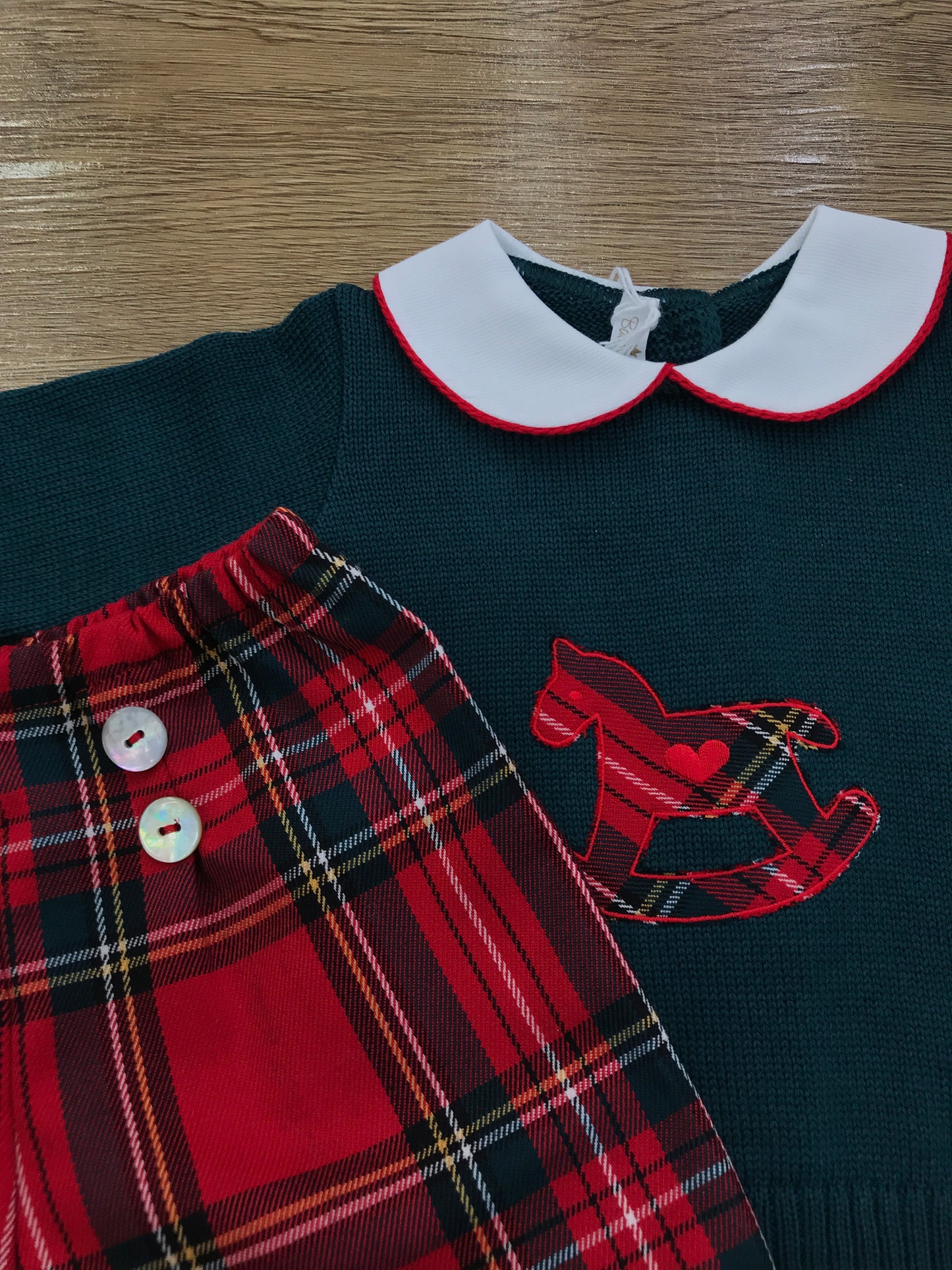 Completo Baby Lord in lana due pezzi verde scuro con cavallo a dondolo e bermuda scozzese