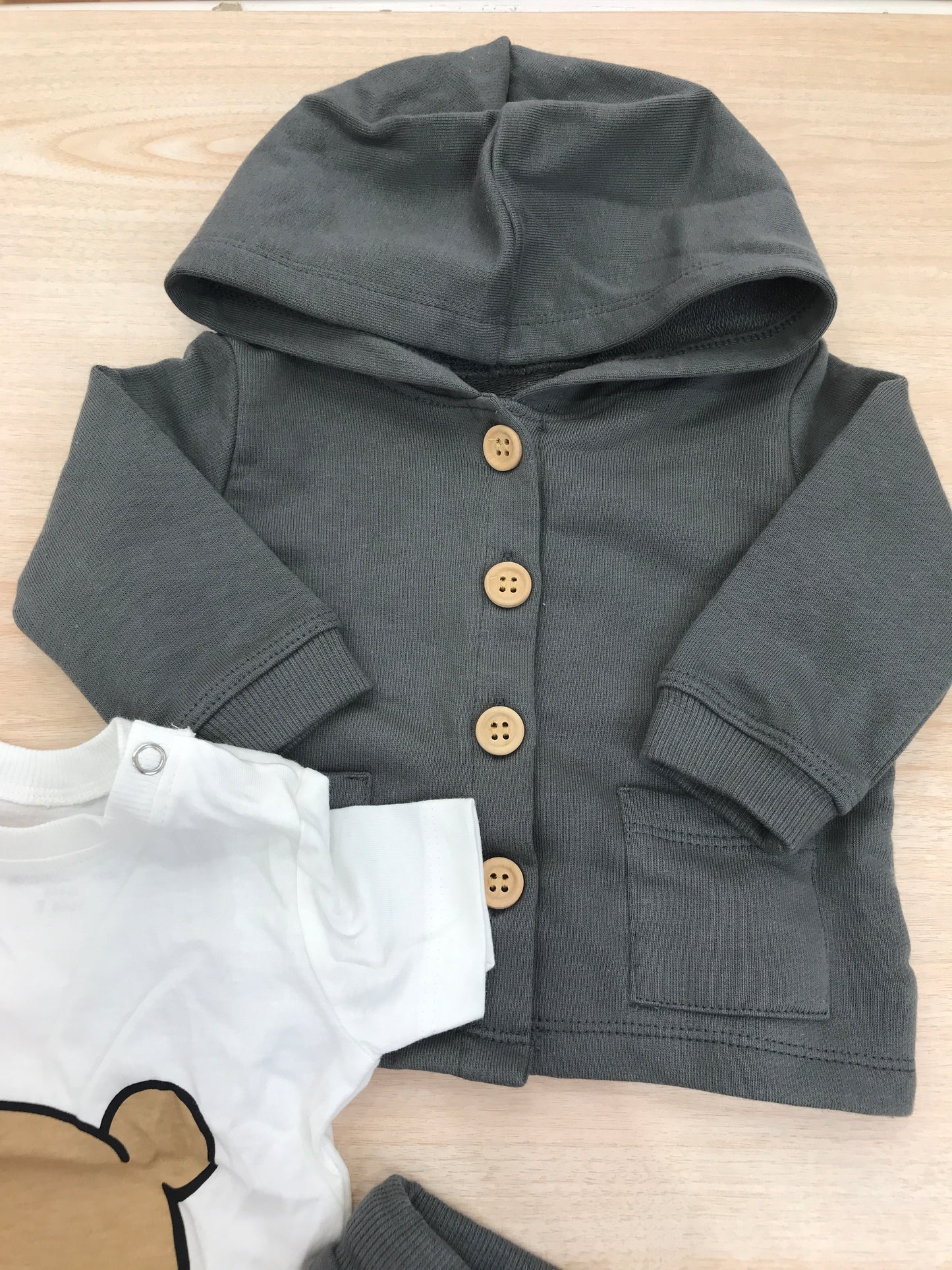 Tuta AVentiQuattrore in cotone grigio scuro tre pezzi t-shirt felpina e pantalone lungo con sacca abbinata decorato da orsetti