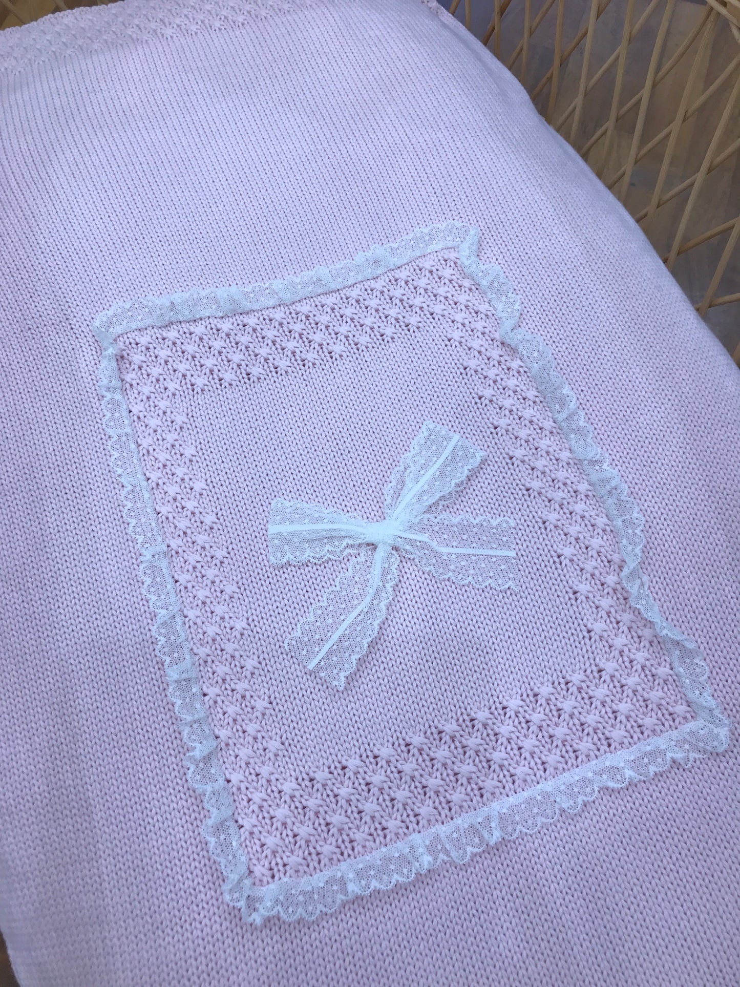 Coperta Colibrì in filo rosa con lavorazione centrale riquadro rifinito in valancienne