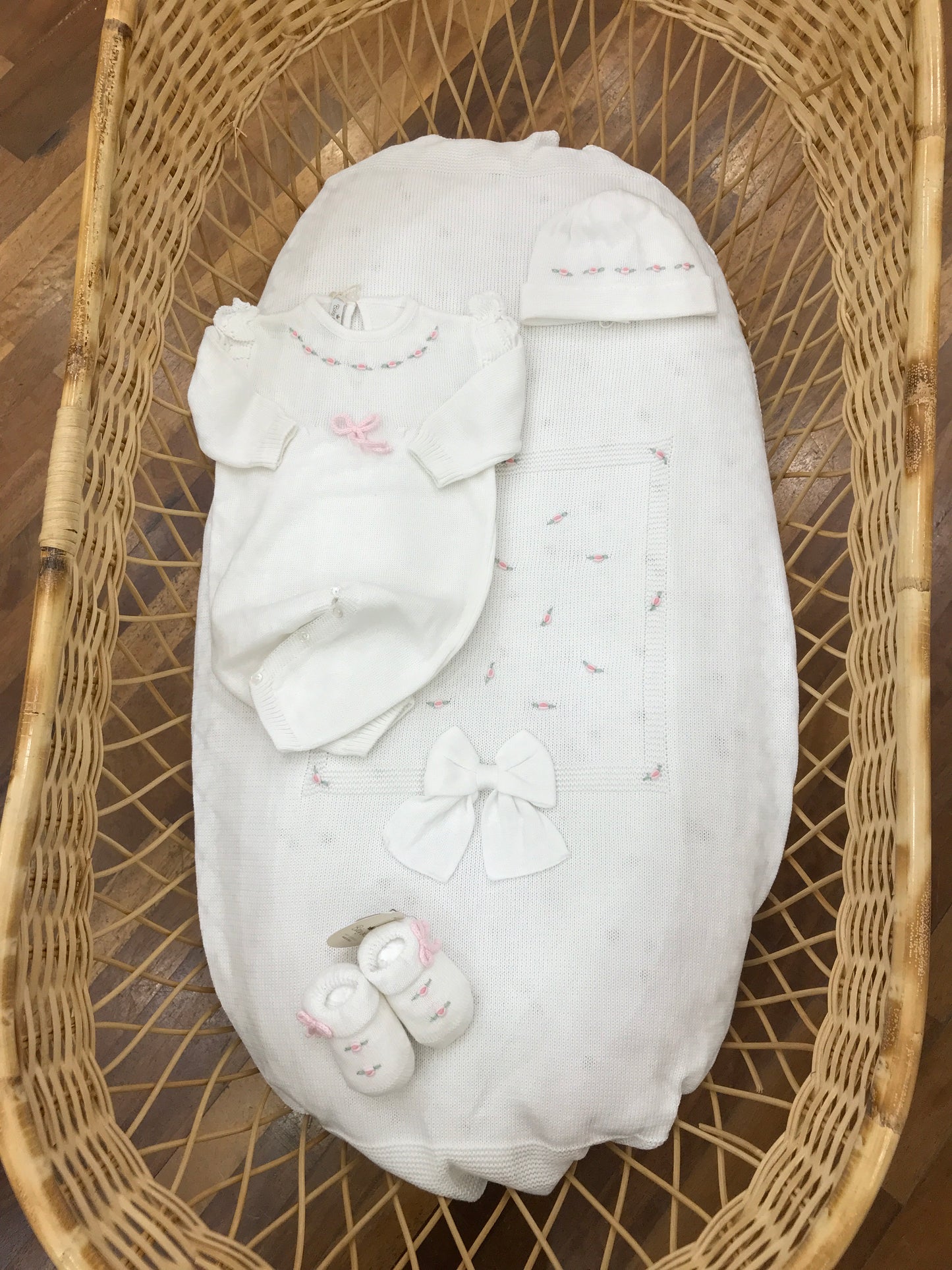 Coordinato nascita Baby Lord in filo bianco con delicate rose rosa ricamate su coperta tutina babbucce e cappello e con delicati fiocchi