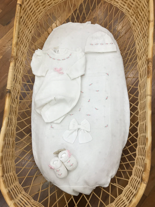 Coordinato nascita Baby Lord in filo bianco con delicate rose rosa ricamate su coperta tutina babbucce e cappello e con delicati fiocchi